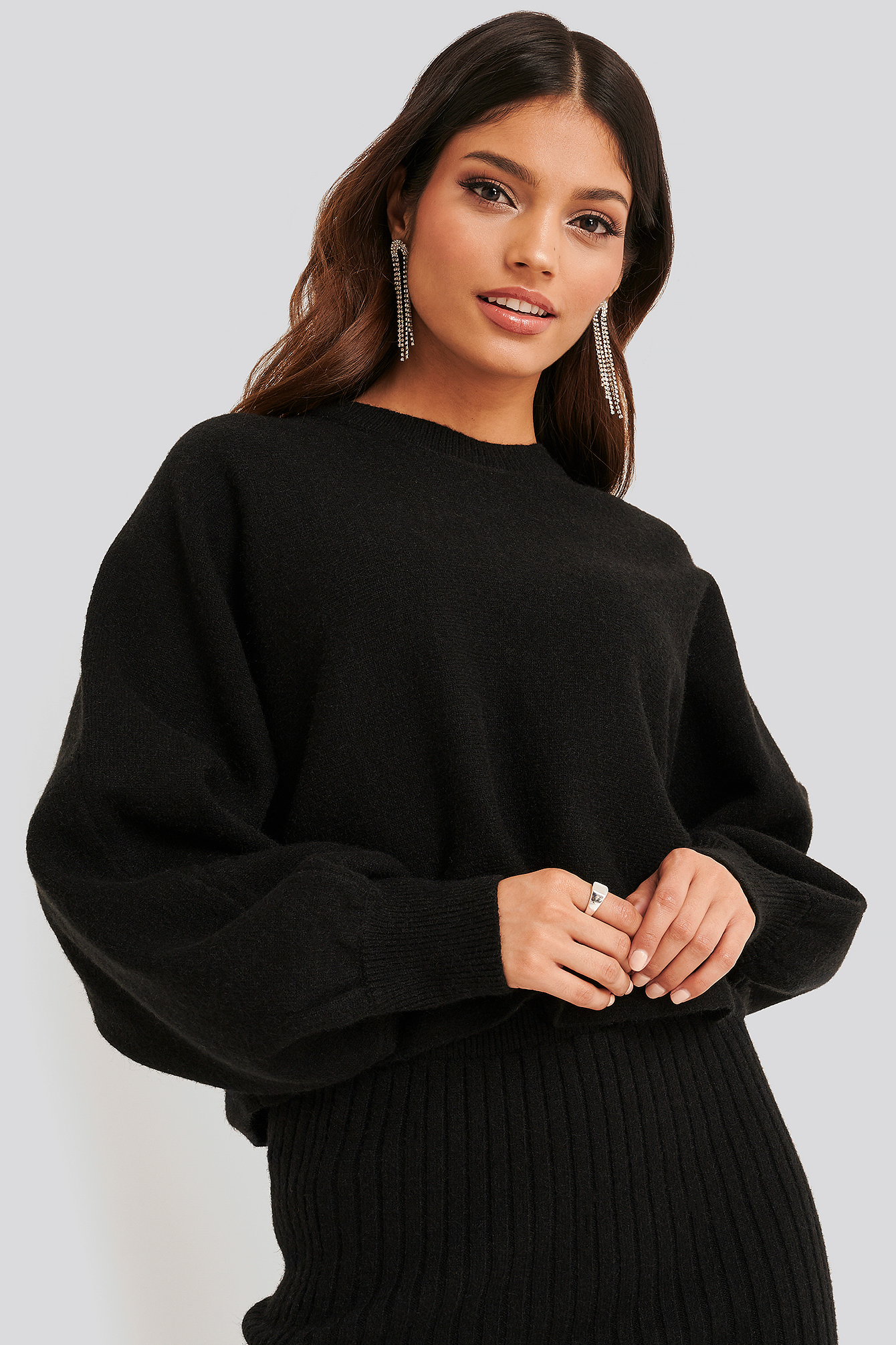 Black Round Neck Cropped Knitted Sweater