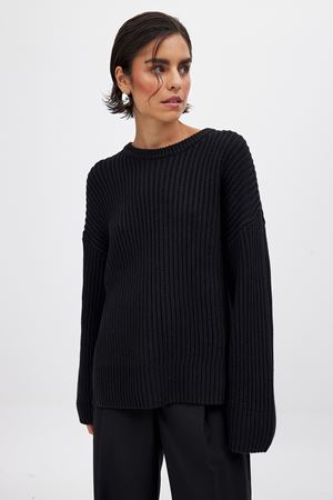 Black Round Neck Knitted Sweater