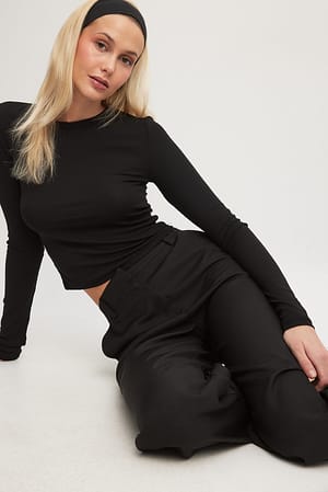Black Round Neck Ribbed Long Sleeve Crop Top