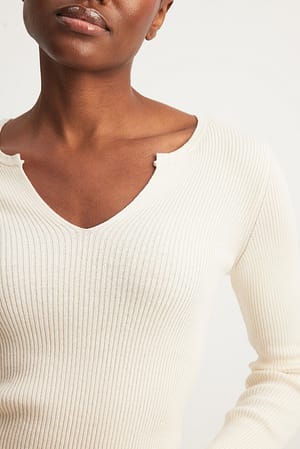 Offwhite V-detail Light Rib Knitted Sweater