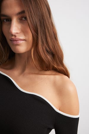 Black Wavy Shoulder Tight Fine Knitted Top